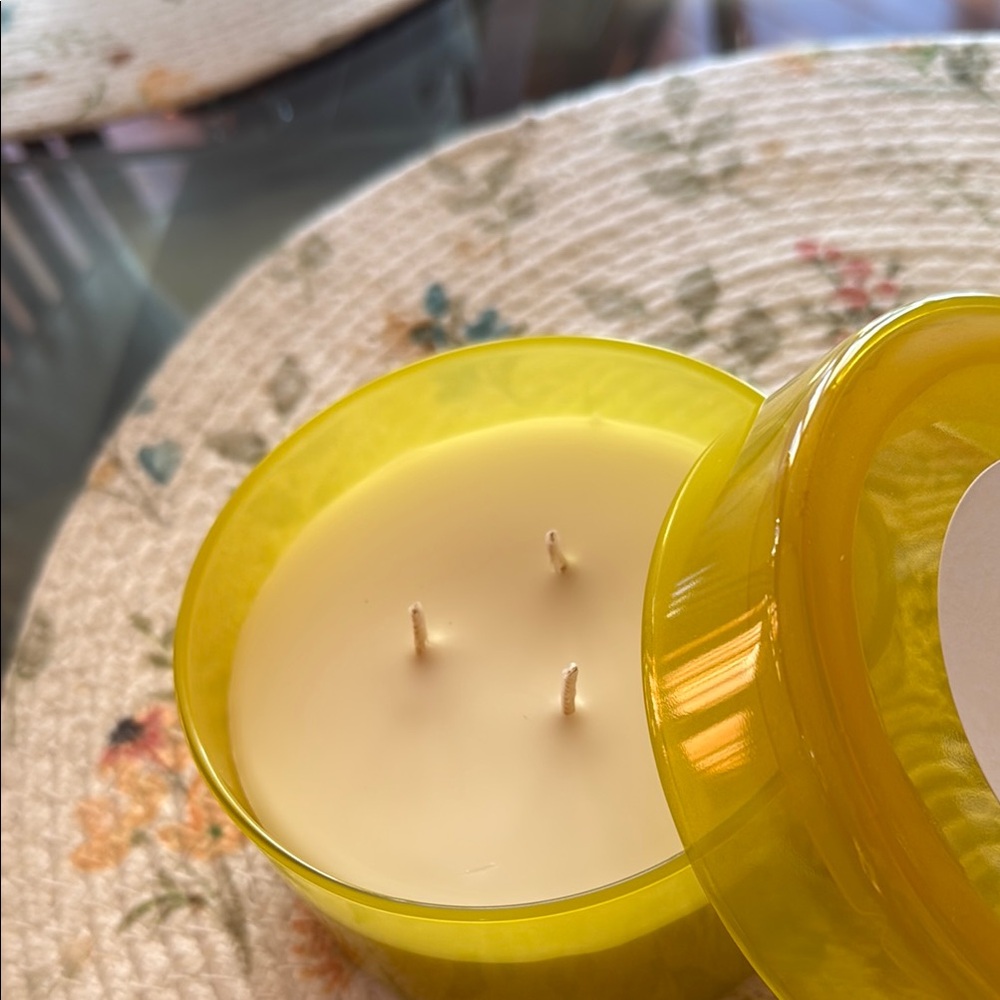 ALL 4 Room Essentials Yuzu Tonic Scented Candle - Picture 2 of 3